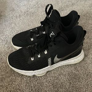 Mike lebron whiteness 5 black metallic silver